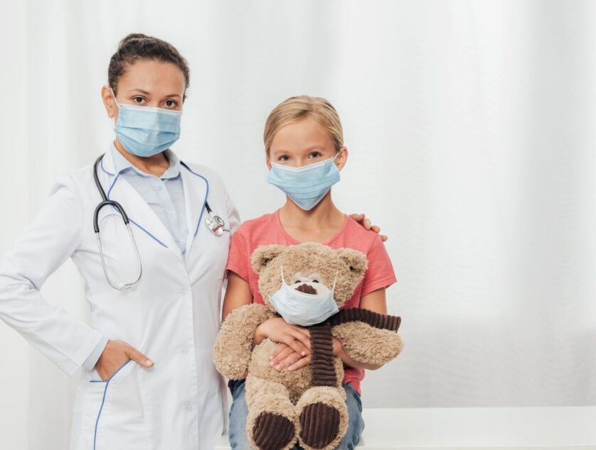 medium-shot-doctor-kid-with-bear